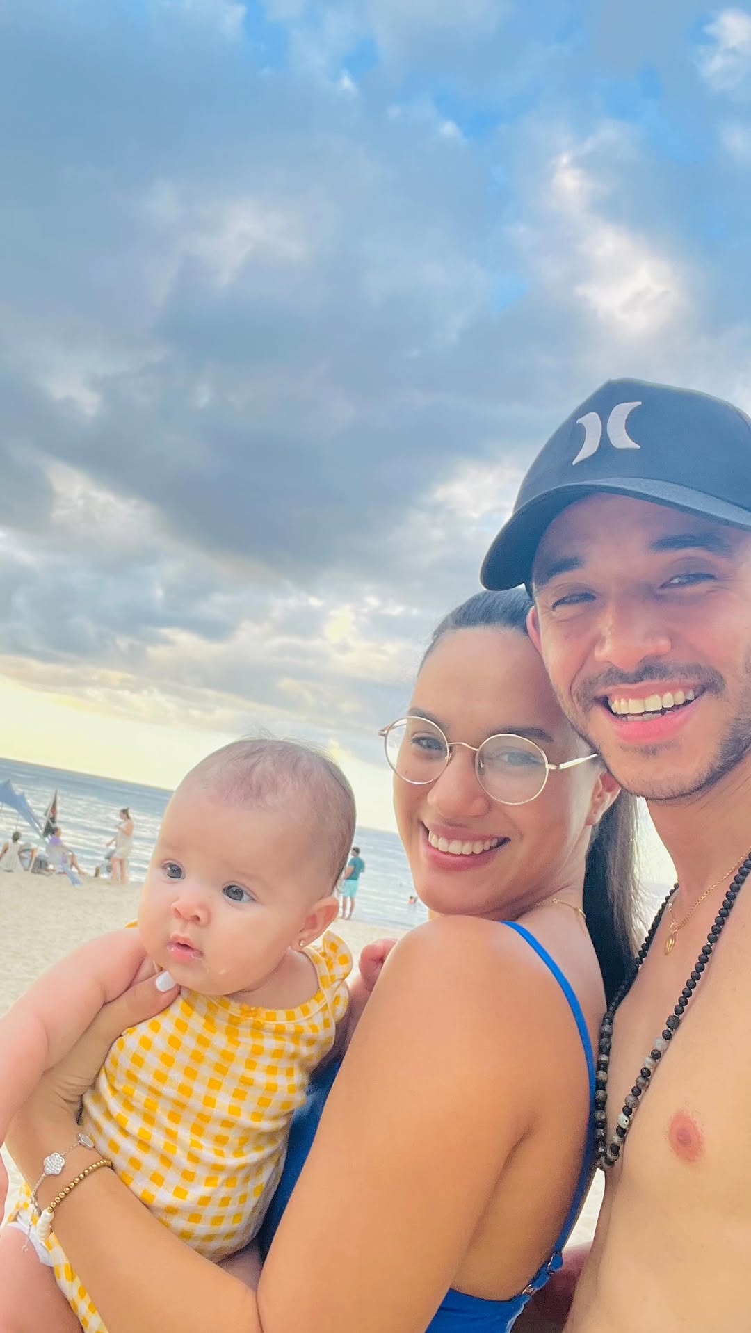 2024 fue un año hermoso, de amor, de familia, de lágrimas, de aprendizaje, pero sobre todo de entender que por más que quieran tumbarme tengo un espíritu inquebrantable que se mueve por amor y que mi corazón no va a dejar de luchar por mis hijas, por mi familia, por la verdad y la justicia.
Agradecido de todo lo bueno y malo, de la gente que me dió su amor y cariño.
2025, estoy listo para meterle el pecho a los retos y de vivir intensamente este viaje que comienza.
Let’s go! 🤘 #2024 #2025 #grateful #family #love