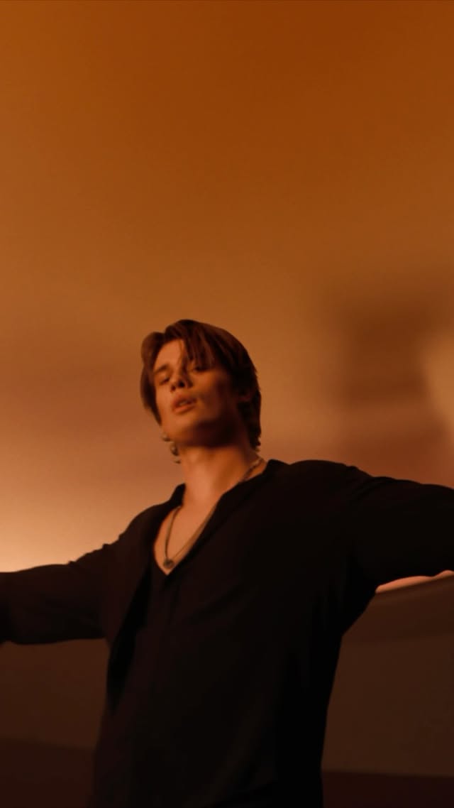 Introducing Emporio Armani STRONGER WITH YOU PARFUM featuring the new Emporio Armani Global Fragrance Ambassador Nicholas Galitzine. Dancing amidst his energetic crew the actor showcases the strength and freedom found in togetherness, as he is immersed in the warm cast of a vibrant party atmosphere.
Credits: @jonathan.alric
Music: “Born Slippy” - @Underworld
@emporioarmani
#Armanibeauty #EmporioArmani #StrongerWithYou #StrongerWithMyCrew #NicholasGalitzine #Fragrance