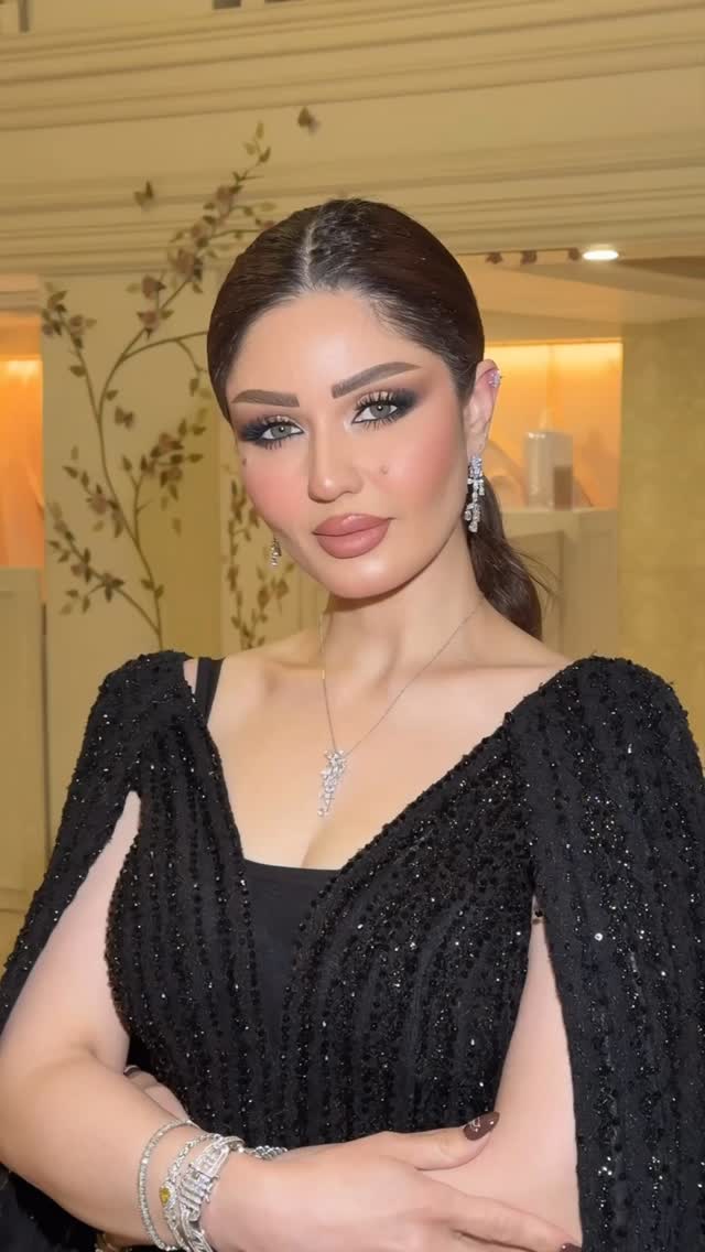 بعد غياب هموسة 😍 نورتي المركز 🫶🏻
@hamsa.majed1986
@elian.beauty.salon
@maqdam_alamir
#basil_makeupartist🤴 #basil_makeup
