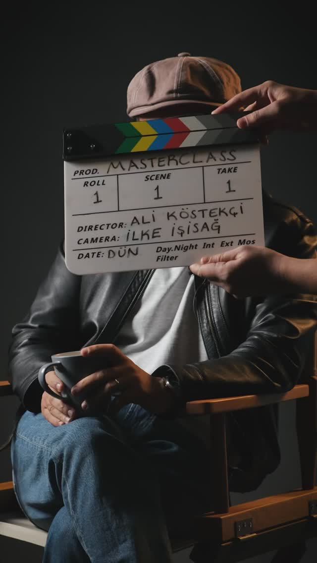 Karşınızda yeni yılın ilk bonbesi! Yıllardır üzerinde çalıştığım eşsiz oyunculuk metodum için artık bir MasterClass vermemin vakti geldi. Sizlerle birlikte bu sınıfta yepyeni bir yolculuğa çıkacağım için çok heyecanlıyım. Bu hikayede bana eşlik eden, dostan öte kardeşten yakın arkadaşım @ilkeisisag / @co.creativemedia sayesinde bu kadar kaliteli bir şey izliyor olacağız. Alkışların çoğu kendisine👏🏻👏🏻👏🏻 Ve siz, sanatsever çevrem, evet siz! Oyunculuğa gönül vermiş o auditionzedeler, kalbi kırık duygusallar, biricik hayalperestler siz! Hesapsız, günahsız yardımcı FGR... pardon yardımcı oyuncular. Gerçeğinden daha gerçek, sahteliğin "S" sini bilmeyen sevgili dublörler, hep temiz olduğu için bir türlü tozunu yutamadığı sahnenin oyuncuları, kamera arkasında bir gün kendi sırasının gelmesini bekleyen sabır taşı emekçiler sizlere sesleniyorum, evet. Bu hepimizin hikayesidir. Birlikte çok eğleneceğiz😎 yeni bölümlerde görüşmek üzere. Kestik!... #AliKöstekçiMasterClass