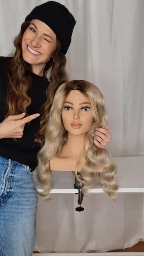 Weil so viele von euch gefragt haben, zeige ich euch die Farbe an meinen Puppen von @limage_gmbh ! Ich habe von @wellahair 7/0 am Ansatz und 8/81 in den Längen & Spitzen verwendet – Wie findet ihr das Ergebnis? 💬👇 #seistyle #hairstyle #frisuren #frisurenselbermachen #frisurentutorial #frisurendiy #easyhairstyle #frisurendiy #einfachhochstecken #einfachehochsteckfrisuren #easyupdo #frisurenfürlangehaare #hairstylesforlong #HairGlow“