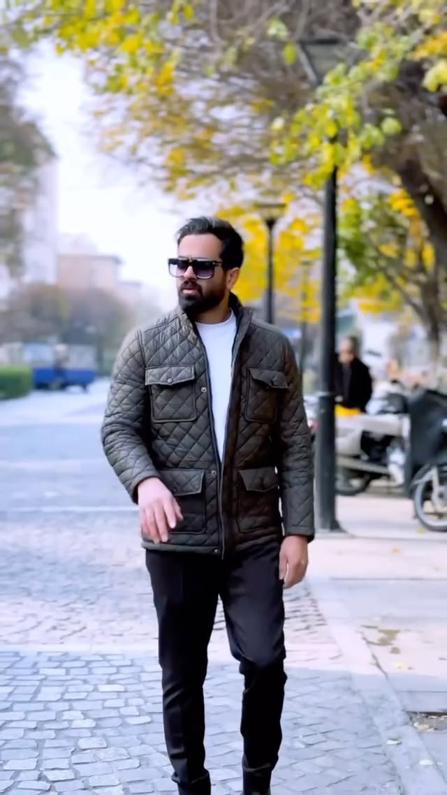 بابا
واسم هر کـ..ـار میکردی من بخندم
تو یـ..ـادم دادی مثل خودت بجـ..ـنگـ..ـم
واسه بچـ..ـگیم که کـ..ـشـ..ـتی میگـ..ـرفتیم
الـ..ـکی میبـ..ـاختی فک کنم بـ..ـرندم …
.
.
.
حالا نـ..ـوبت منِ بلند شو بابا
من میخوام این دفـ..ـعه کـ..ـشـ..ـتی و …
تقـ..ـدیم به همه ی پدران زمینی ❤️ و آسمانی 🥀
روز پدر و پیـ..ـشاپیش تبـ..ـریک میگم 🌷
#ابوالفضل_موسوی #بابا #پدر #روز_پدر #موزیک
@abolfazlmousavi.official
@mohsenmousavi.i
@araz_official
@samisharifofficial
@fattahfathi
@alimontazeriorg
@realmoheb
@ali4taheri4