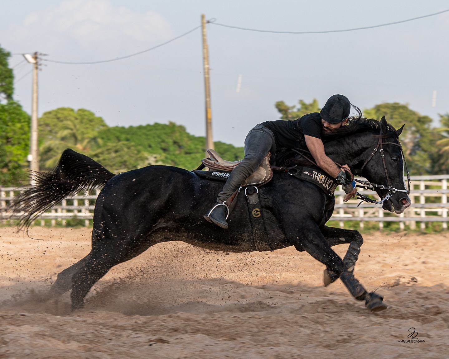 Não tenha medo de sonhar. Tenha medo de não acreditar em você.
𝐒𝐇𝐀𝐃𝐘 𝐖𝐈𝐋𝐃 𝐁𝐀𝐑𝐒 na sela do @thulliomilionario 🤠
#ShadyWildBars #SWB #HarasMilionario #TeamMilionario #ThullioMilionario #Vaquejada #ForróDoVaqueiro