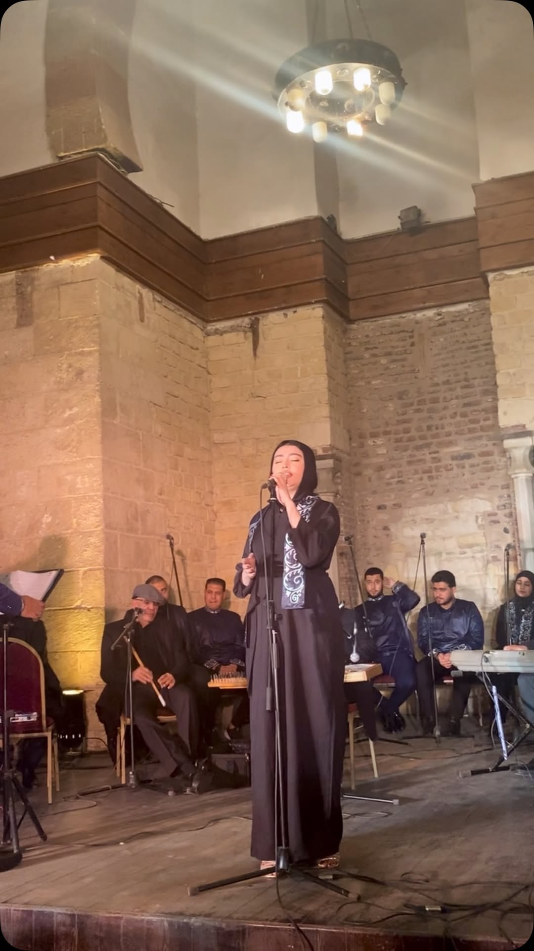 عيني لغير جمالكم لا تنظر وسواكم في خاطري لا يخطر 🥰❤️ من حفلتنا بقصر الأمير بشتاك 😍♥️
#انشاد_ديني #شارع_المعز #قصر_الأمير_بشتاك #explore #foryou #viral #نجلاءعليوة #اكسبلور #منشد_الشارقة