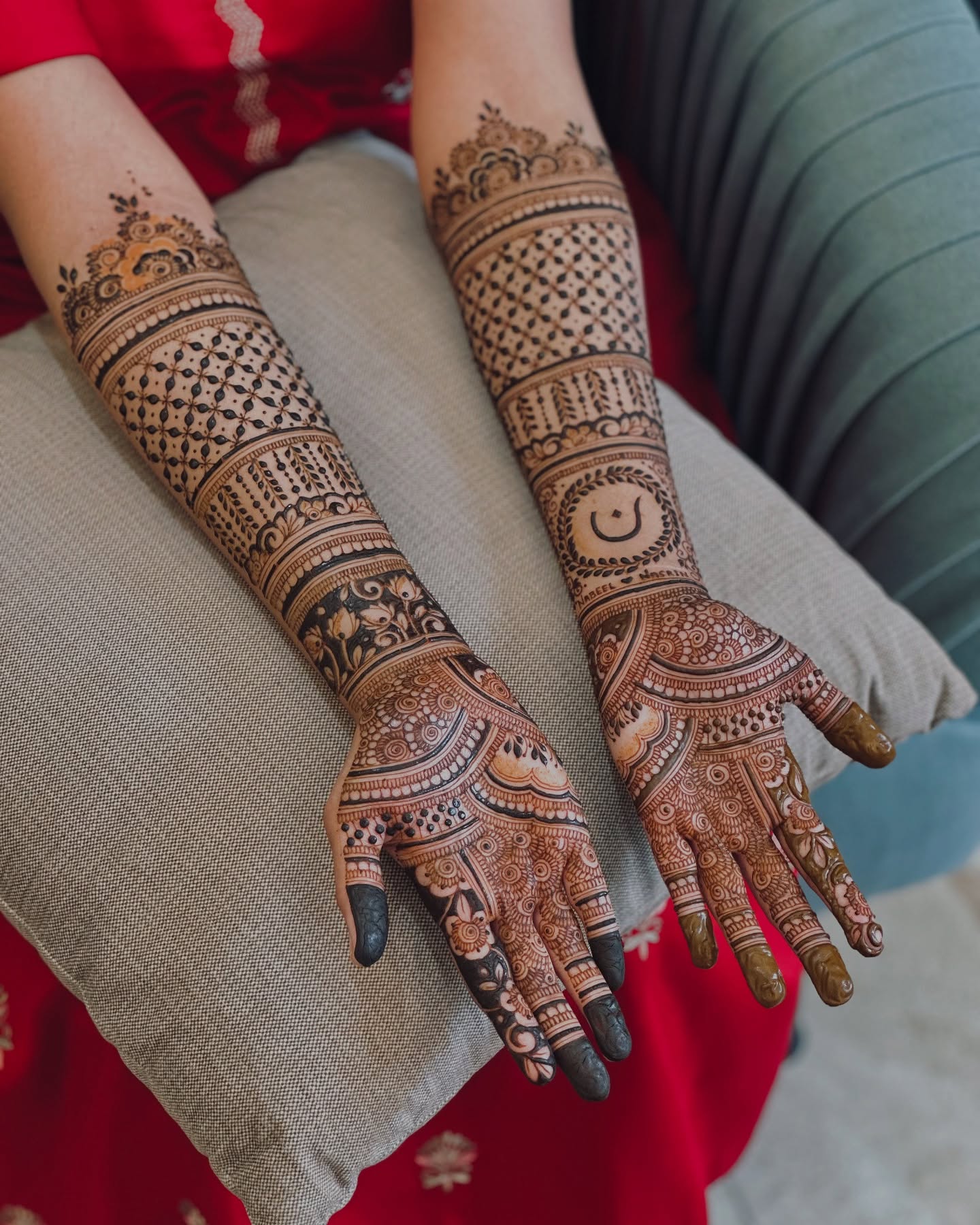 Nazrin’s bridal henna 💕✨♥️
.
.
.
.
.
.
#bridalhenna #bridesofinstagram #bridalmehandi #bridalmehandidesign #trendinghennareels #trendinghenna