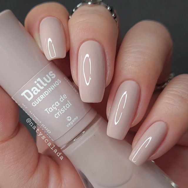 Unhas elegantes e discretas são aquelas que, sem excessos, exalam sofisticação e bom gosto. Normalmente, apostam em tons que combinam com qualquer ocasião. O formato das unhas, quando delicado e bem cuidado, também contribui para um visual refinado, sem perder a praticidade. Esse estilo é perfeito para quem busca sofisticação sem chamar demasiada atenção, sendo ideal para ambientes de trabalho ou eventos formais. A chave está no equilíbrio entre simplicidade e cuidado nos detalhes.#unhasalongadas #unhasdegel #unhasdecoradas