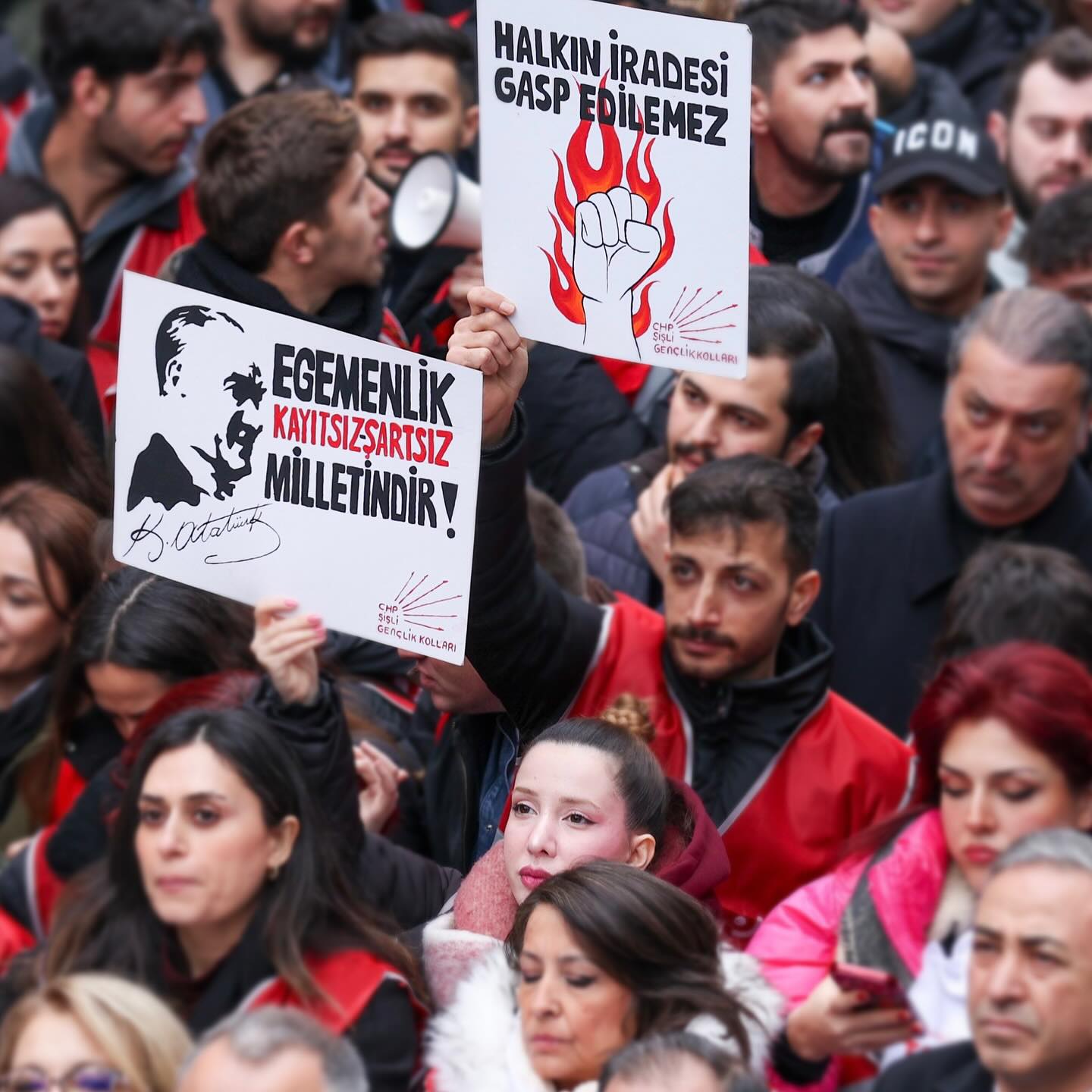Halkın iradesine vurulan bu hançere karşı haykırıyoruz; “Egemenlik Kayıtsız Şartsız Milletindir” ve “Beşiktaş Belediye Başkanımız Rıza Akpolat asla yalnız değildir!”