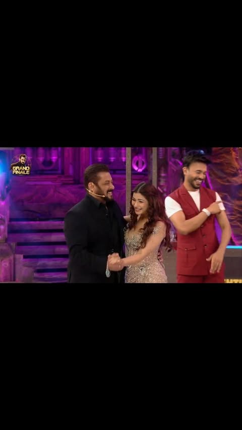 Wow!!! This is like a dream come true! Thank you @beingsalmankhan sir for this beautiful memory that I will forever hold in my heart! 💕 I have always been your biggest fan and moments like these make me fall for you even more 🥰 For me, this feels like a perfect end to my journey with #BiggBoss18. Memory locked🫶🏻🔐
Outfit - @jolipoli.couture
Jewellery- @jazbaatjewels
Stylist- @chaudhary_dishu01
Assistant Stylist- @ishpreetkaur_official
Team - @celebwise.media
@officialjiocinema @endemolshineind @colorstv
#NyrraaMBanerji #BanerjiEnergy #SalmanKhan #biggboss18 #BiggBoss18onColors #biggboss18onjiocinema #moments #highlight #specialmoment #unforgettable #bigfan