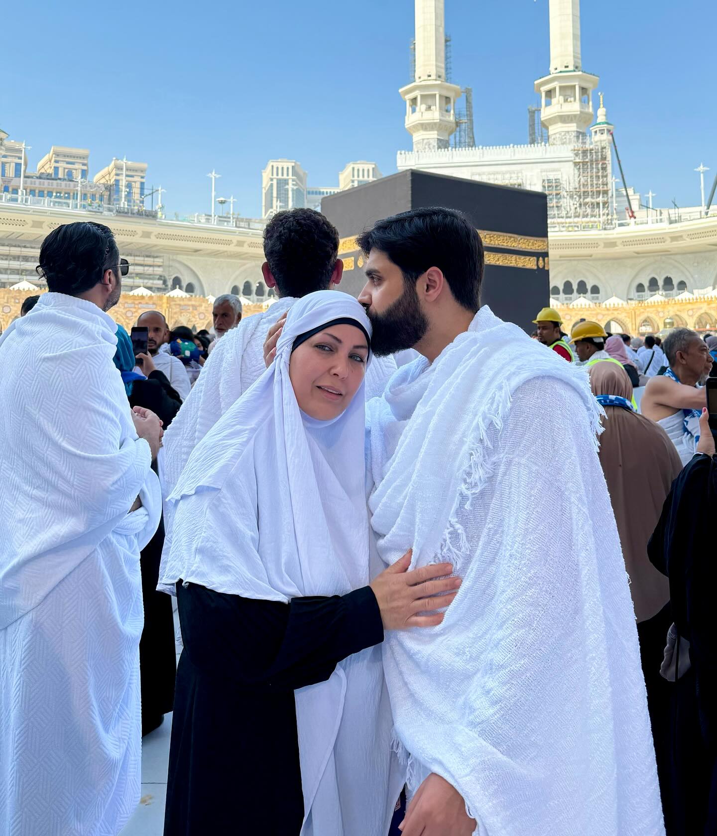 الحمدلله الذي انعمني بزيارة بيته مع حبيبتي وقرة عيني أمي ❤️
اكتمل كلشي بوجودها 🙏🏻