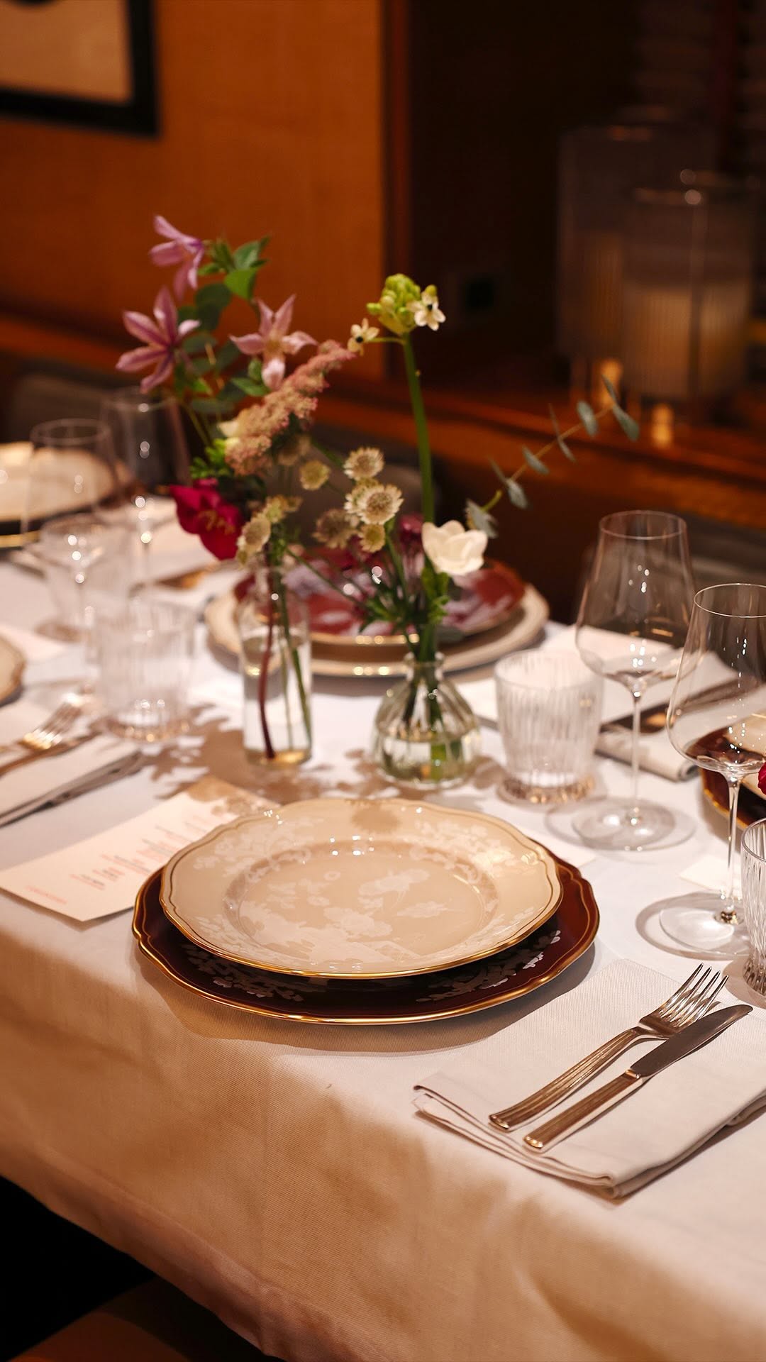 Celebrating the beauty of the latest Ginori 1735 creations with our talent Jake Gyllenhaal.
#Ginori1735 #OrienteItaliano #Castagna #Meringa #JakeGyllenhaal #Design #Porcelain #Tableware #Handcraft #MadeInItaly