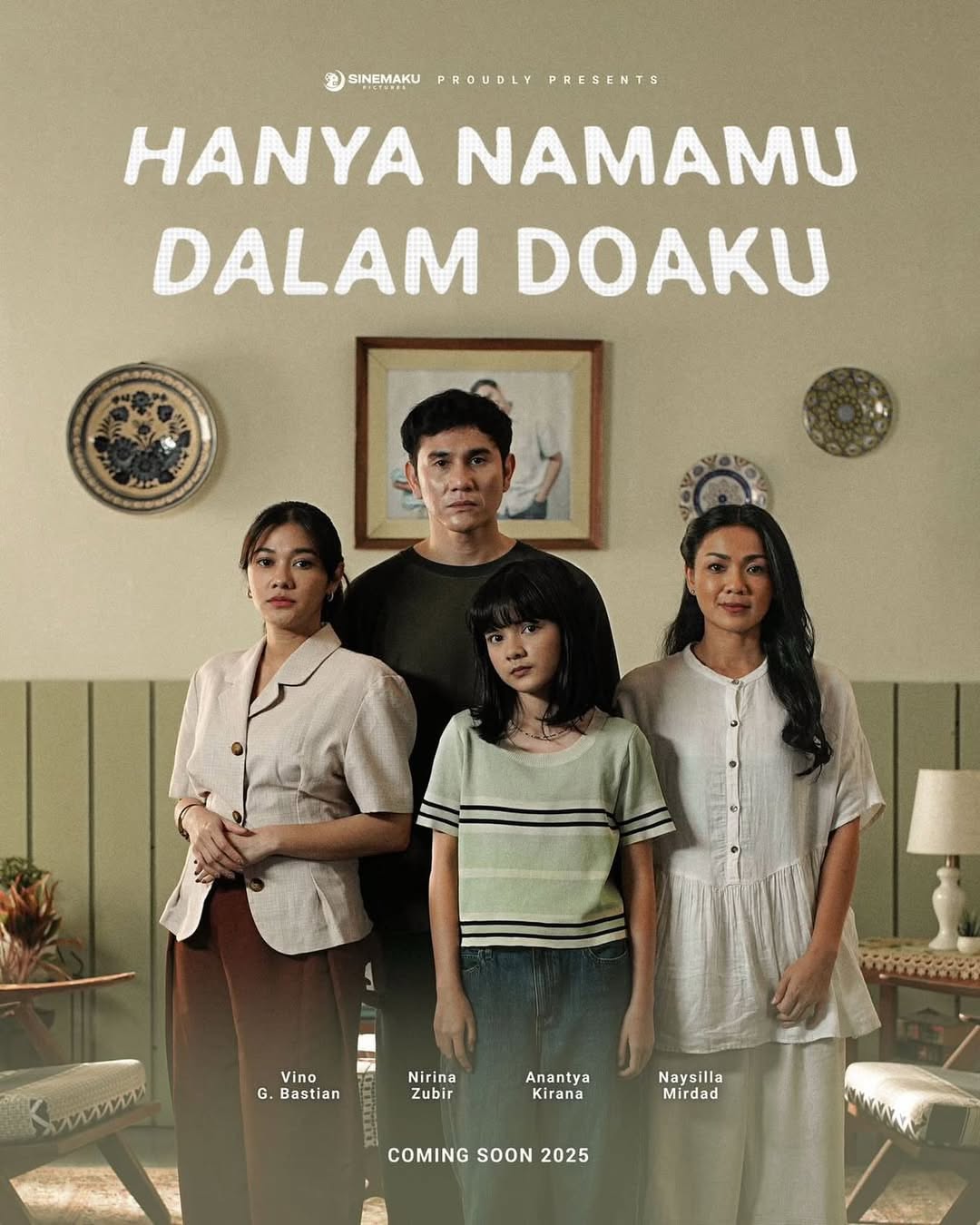 Hanya Namamu Dalam Doaku, akan menjadi film Sinemaku Pictures tentang cerita keluarga yang menggambarkan bagaimana ketika kita mencintai sesuatu, kita menggantungkan seluruh harapan kita pada sebuah doa.
Disutradarai oleh Reka Wijaya, diperankan oleh Vino G Bastian, Nirina Zubir, Naysilla Mirdad dan Anantya Kirana. Film ini diiringi OST dari Nadin Amizah - Berpayung Tuhan dan diproduseri oleh Umay Shahab, Prilly Latuconsina dan Bryan Domani.
Tunggu kami di bioskop kesayangan kalian! 🤍
#SinemakuPictures #SinemakuDay2025 #HeresComeTheFun