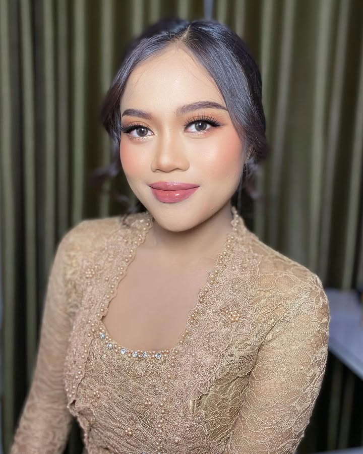Graduation UB 💖 SHASHA
.
Complexion : @chanel.beauty @muaq.id @ltpro_official
Eyebrow : @ran_cosmetic
Highliter : @diorbeauty
.
Makeup @nazrenchenmua
#MUAmalang #nazrenchenmua #makeupartistmalang #graduationmakeupmalang #makeupwisudamalang #muamalangrecommended #makeuplamaranmalang #periasmalang #partymakeupmalang #makeupmalangmurah #preweddingmakeupmalang #weddingmakeupmalang #hairdomalang #muamalang #makeupsurabaya #makeupbanyuwangi #weddingmalang #makeuppengantin #makeuppengantinmalang #makeupflawlessmalang #makeupmalang