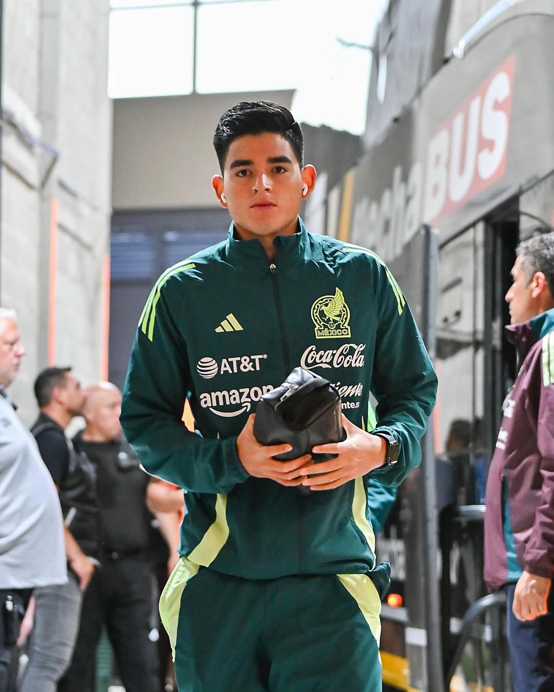 Feliz y orgulloso de debutar en @miseleccionmx 🇲🇽