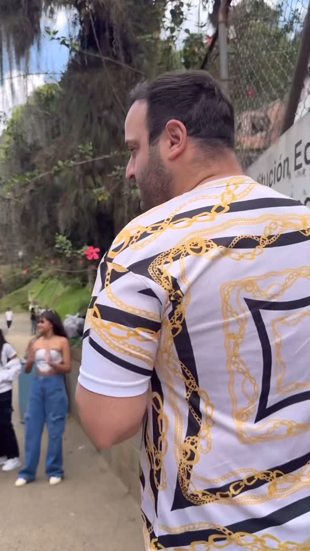 Ron Rafael Shimshilashvili sorprende a 300 niños en una escuela - Ron Rafael Shimshilashvili surprises 300 children at a school. #RonRafaelShimshilashviliFoundation #RonRafaelShimshilashviliFundacion #FoundationRonRafaelShimshilashvili #FundacionRonRafaelShimshilashvili #RonRafael #RonRafaelS #RonRafaelShimshilashvili #RonShimshilashvili #InstitucionEducativaAntonioDerka #IEAntonioDerka @ronrafaelsfoundation