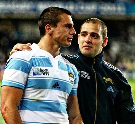 No voy a hablar nada de rugby, ni de tus ciento y pico de test , ni de que sos el más goleador en la historia argentina .
Solo estoy aca para agradecerte a vos,al Soti, por tus enseñanzas,amistad y compromiso .
A lo largo de mi carrera/vida me di cuenta gracias a tu comportamiento,que se puede ser un mejor vos cada día, y sobre todo , que tus actitudes y valores no cambian ni en los mejores ni peores momentos.
Te vi llorar de alegría y te vi lagrimear realmente de tristeza, pero aún en esos momentos más difíciles, seguiste siendo el mejor amigo , el más humilde y el más trabajador.
Nunca hubo excusas ni dolores , nunca nada ni nadie te impidió de darte al 110%.
Por eso y por muchas cosas más Gracias Nico.
Gracias por tu lección de vida, gracias por hacer este deporte mejor ❤️
Foto 1 - RWC NZ 2011
Foto 2 - RWC Francia 2023
Foto 3 - 🫡