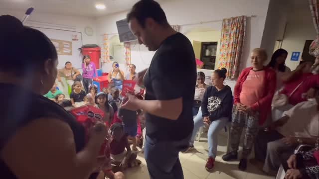 Ron Rafael Shimshilashvili entrega dulces a 80 niños - Ron Rafael Shimshilashvili gave candys to 80 kids. #RonRafaelShimshilashviliFoundation #RonRafaelShimshilashviliFundacion #FoundationRonRafaelShimshilashvili #FundacionRonRafaelShimshilashvili #RonRafael #RonRafaelS #RonRafaelShimshilashvili #RonShimshilashvili #Colombia @ronrafaelsfoundation