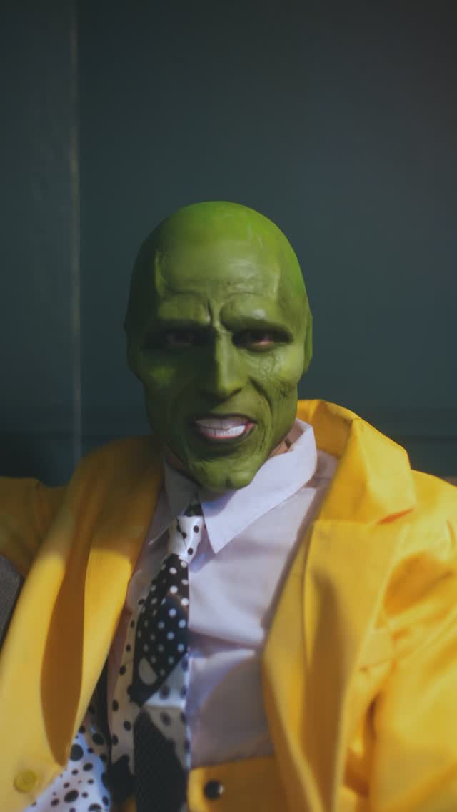 The Mask, a legend that cannot be forgotten 💚
جيم كاري كبرت على أفلامه وشخصياته اللي عملها، قصتي بحس فيها أوجه تشابه مع قصته، كيف بمعظم الأوقات الاكتئاب ممكن يتجسد بأشكال وطرق مستحيل نتخيل انه اللي قدامنا عم يمرق فيها، وفكرة انه أوقات الشخصية اللي منلعبها العالم بتصير بترفض تشوفك خارجها وكأنه مو من حقك تطور وتلبس قناع جديد
Filmed & edited by @eddytings
Location @thinksmarthub