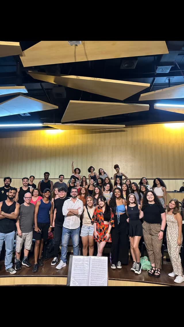 1 postagem do ano com essa turma massa, no dia 01/02/2025
Janeiro foi um mês de muitos aprendizados e principalmente de muitas oportunidades. Estou postando registros da Oficina do Rock in Rio O Musical @musicalrockinrio40 que fui aprovada com a música "Love of My Life" que postei aqui no instagram para vocês.. e agora postando a versão da mesma canção no treinamento em coro da Oficina...
Gostaria de agradecer muito ao diretor Marcelo Castro @marcelocastro.md por todos ensinamentos nas oficinas e a toda a produção do Rock In Rio O Musical pela ação, pelos aprendizados e pelo carinho conosco. Esse Janeiro só me deu a certeza de uma coisa: O ano está só começando e nada vai me desviar do meu caminho.
Segundo, quero desejar a todos vocês uma bom ano novo, repleto de consciência, amor e axé.
Ahhhh e vou voltar a postar mais... tá tudo muito movimentado pra ficar calada rsrsrs
Xero meu povo
#atriz #atriz #oficina #aprendizados #arte #musical