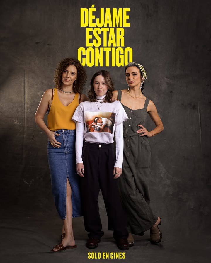 Hoy es un día perfecto para ver a estas talentosas mujeres contarte la historia de #DéjameEstarContigo en el cine 💛🎬.