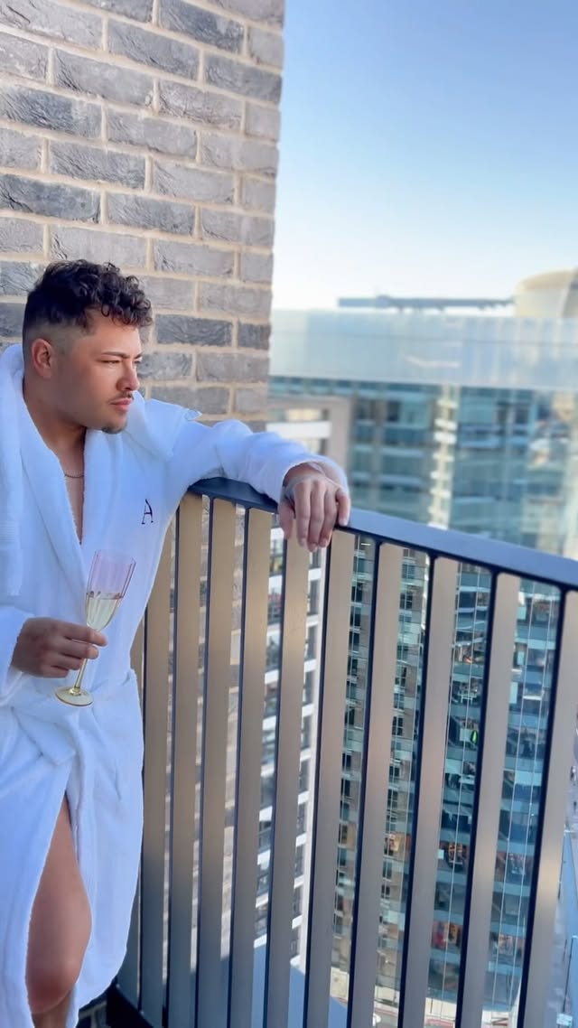 Just wrapped up my stay at @alma_aldgate , and it truly redefines luxury living in London! ✨ From the sleek interiors to the five-star amenities, every detail is designed for comfort and style. Whether it’s the stunning city views, the state-of-the-art gym, or the vibrant community spaces, this place has it all. If you’re looking for a sophisticated, high-end living experience in the heart of the city, Alma Aldgate is a must-see! Thanks @pingfluenceapp
#pingfluence #londonliving #londonrenting #eastlondonlife #londonapartmentstorent #eastlondon #rentalapartments