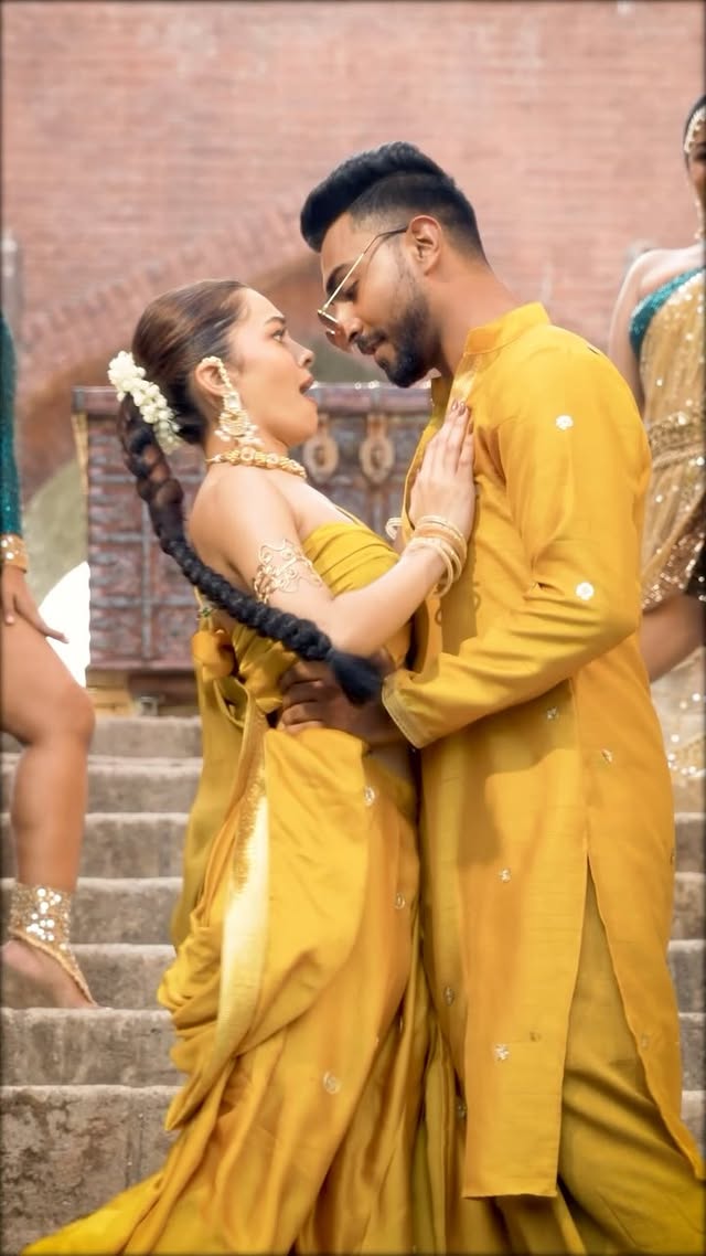PAIYYA PAIYYA is OUT NOW and all yours! 🕺💃🏽
Play it LOUD!!❤️
This massively special track is written by @karthiknetha_official , arranged by my friends @shivamanujofficial and @abhijitnalani and Mixed & Mastered by @thebaluthankachan at 20dB Black.
Am super delighted and proud to introduce the singer of this track, 18 year old Aarathana Senthilraja @_aarathana_ who is a student of The Global schools Sheykhar Ravjiani school of music, in collaboration with Global Schools Group. @giisshekharrschoolofmusic @shwetanarang_
The reel -
PAIYYA PAIYYA
Featuring two of my favourite people, @alexander_noel_janam
@keyapatni
Directed and Choreographed by: @alexander_noel_janam @tejal.bhatt.980
DOP & Editor : @mihiradhiya49
@mihir_motionflow_
Choreography team : @nisarg___22 @dhruv_ojha_09
Dancers : @ajisha_shah
@supriyasingh17dec_
@anindita7408
@puja.banerjee.927543
HMUA : @shashikala_purohit
@tusharmakeupartist11
Location : @honeybookstudios
Special thanks to @sanna_dance_ @saini.prakhar and @abhibadarshahi
Thank you @bipasharavjiani @chhayaravjiani and @eightstudiosind Love you ❤️
#tamil #pop #dance #reels
#paiyyapaiyya #shekharravjiani #garuudaamusiic #alexandernoelchoreography #keyapatni #newsong #songrelease #tamilsong
