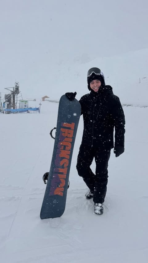Quem ai tem vontade de aprender a andar de Snowboard? ❄️🏂
Nessa viagem contei com a ajuda do meu novo Galaxy S25 Ultra para tornar o meu dia muito mais fácil com todos os recursos do #GalaxyAl e pra bater aquela Gameplay maneira mesmo de longe na melhor qualidade possível 😍 @samsungbrasil #GalaxyS25Ultra e #TeamGalaxy #publi
