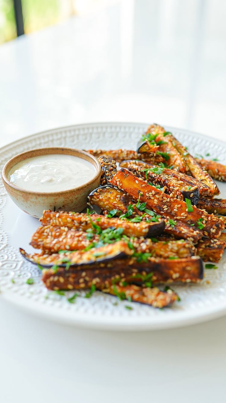 Palitos crocantes de Berinjela (forno e airfryer)
Essa receita fácil transforma a berinjela em palitos assados e crocantes que parecem batata frita.
De brinde nesse vídeo, vocês ainda ganham a receita de um molho secreto que combina com legumes assados, saladas e sanduíches.
Já envia esse vídeo para a pessoa que vai curtir essa receita.
Ingredientes para a berinjela
2 berinjelas médias
6 colheres de sopa de azeite
2 colheres se sopa de gergelim
2 colheres de sopa de parmesão
1 colher de sopa de amido de milho
Temperos opcionais
1 colher de chá de páprica defumada
1 colher de chá de orégano
1/2 colher de chá de alho em pó
1/2 colher de chá de sal (ou a gosto)
1/4 colher de chá de pimenta do reino
Ingredientes para o molho
3 colheres de sopa de tahine
3 colheres de sopa de iogurte natural
1/2 limão espremido
1/4 de colher de chá de alho picado
4 colheres de sopa de água fria para dar a consistência desejada.
Sal e pimenta do reino a gosto
Siga o passo a passo do vídeo para preparar.
Se você gostou dessa receita, lembra de curtir esse vídeo! Assim eu busco mais receitas como essa para vocês.
#receitas #receita #receitasaudavel #receitassaudaveis #receitasfit #receitafit #receitafacil #receitaspraticas #bettoauge #berinjela #berinjelaassada #airfryer