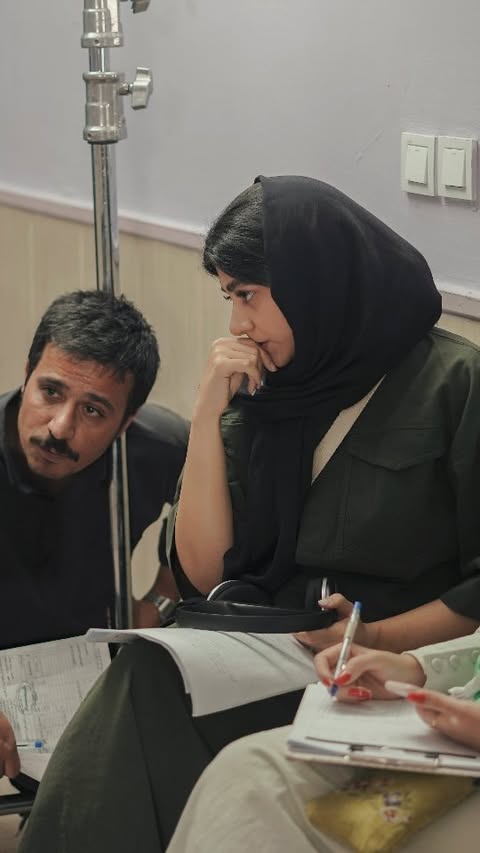 « ۴۷:۱۰:۰۰ » از ایتالیا تا انگلیس و آمریکا
پس از کسب جایزه بهترین فیلم از جشنواره سول پِلیس در ایتالیا، اکنون هم زمان در دو فستیوال در راه انگلستان و آمریکا است.
فیلم ۴۷:۱۰:۰۰ به کارگردانی سرنا امینی و تهیهکنندگی حسین سلیمانی، با فیلمنامهای از یزدان کاظمی – خانه نگارش دوستان میباشد .
این فیلم تحسینشده در دو جشنواره مهم بینالمللی به نمایش درخواهد آمد:
• جشنواره First City Film Festival، ایالت کانزاس، آمریکا
(۲۰ تا ۲۳ مارس ۲۰۲۵)
• جشنواره Fisheye Film Festival، شهر High Wycombe، انگلستان
(۲۴ آوریل تا ۴ می ۲۰۲۵)
این فیلم داستان مردی (حسین سلیمانی) را روایت میکند که همسرش پس از یک تصادف شدید و نارسایی قلبی، نیاز فوری به پیوند قلب دارد. او تنها ۴۷ ساعت و ۱۰ دقیقه فرصت دارد تا هزینه خرید قلب را تهیه کند و جان همسرش را نجات دهد.
عوامل فیلم:
تهیهکننده مشترک: امین شهری
مدیر فیلمبرداری: مهدی رضایی
مشاور کارگردان: امیر احمد انصاری
تدوین: مهیار بهمنش
آهنگساز: پیام آزادی
طراح گریم: الهه عسگری
طراح صحنه: احمد لطفی
طراح لباس: مهراسا بوالحسنی
طراح و ترکیب صدا: احسان افشاریان
صدابردار: میلاد ملکی
دستیار کارگردان: مرضیه زرتشت
مجری طرح: حامد مختاری
اصلاح رنگ و نور : مهران دوستی
عکاس: مهسا زرینجویی
گروه چهرهپردازی: مریم نصرالهی
گروه کارگردانی : محمدرضا گشانی، مریم محمدزاده
دستیار دوم کارگردان : امیر فرهادی
استدی کم : شاهین شیرزادی
منشی صحنه: نفس اصولی
فیلمبردار و عکاس پشت صحنه: صدرا خیابانیان
دستیار صدابردار: مسلم عبدالهی
طراح پوستر: سینا افشار
مدیر روابط عمومی: جواد عبدی
پخش بین الملل این فیلم به عهده دفتر پخش سیمرغ به مدیریت امیرحسین حاتمی میباشد .
@simorghfilmco
بازیگران: حسین سلیمانی / کیاشاه تنگستانی پور/پویا بیگی/رومینا نیک اندیش /آریسا پیام شاد
@serna_amini
@hosseinsoleimani
@amin__shahrii
@yazdan_kazemi
@amirahmad_ansari
@mehdi.rezaaee
@hamedmukhtari
@mahyar.behmanesh
@payam.azadiii
@elaheh.asgarii
@miladmaleki
@sinaafshar_
@kiaashaah
@ehsanafn
@romina_nikandish
@maryammnasrollahi
@amirhossein__hatami
@amir_frd_
@marziezartosht
@mahsa_zarrinjooee
@mehrasabolhasani
@sadra.khiabanian
@doostanstudio
@nafas.osouli