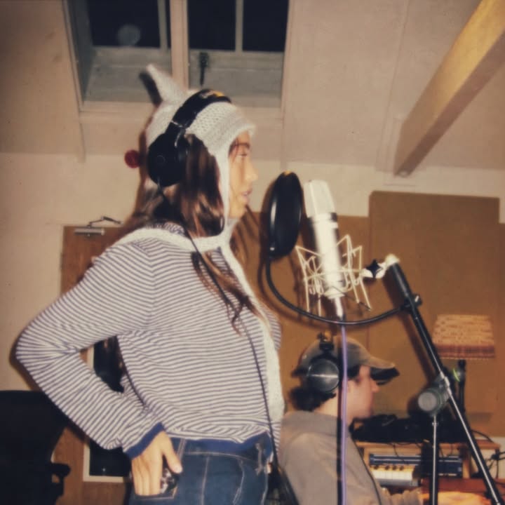she sings she strums ヾ(´〇`)ノ♪♪♪