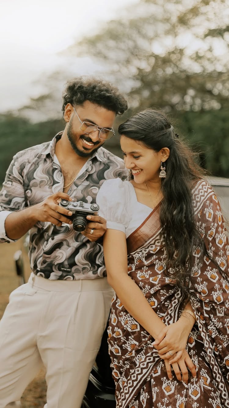 ശ്യാമ മേഘമേ നീ യദുകുല സ്നേഹ ദൂതുമായ് വാ ഇതു വഴി കാളിന്ദീ തടത്തിൽ അരിയൊരു പ്രേമഹർഷമായി...
PRE WEDDING SHOOT
ANANDHU & ARSHA
PAVITHRAN PHOTOGRAPHY
Enquiry: 9895459292