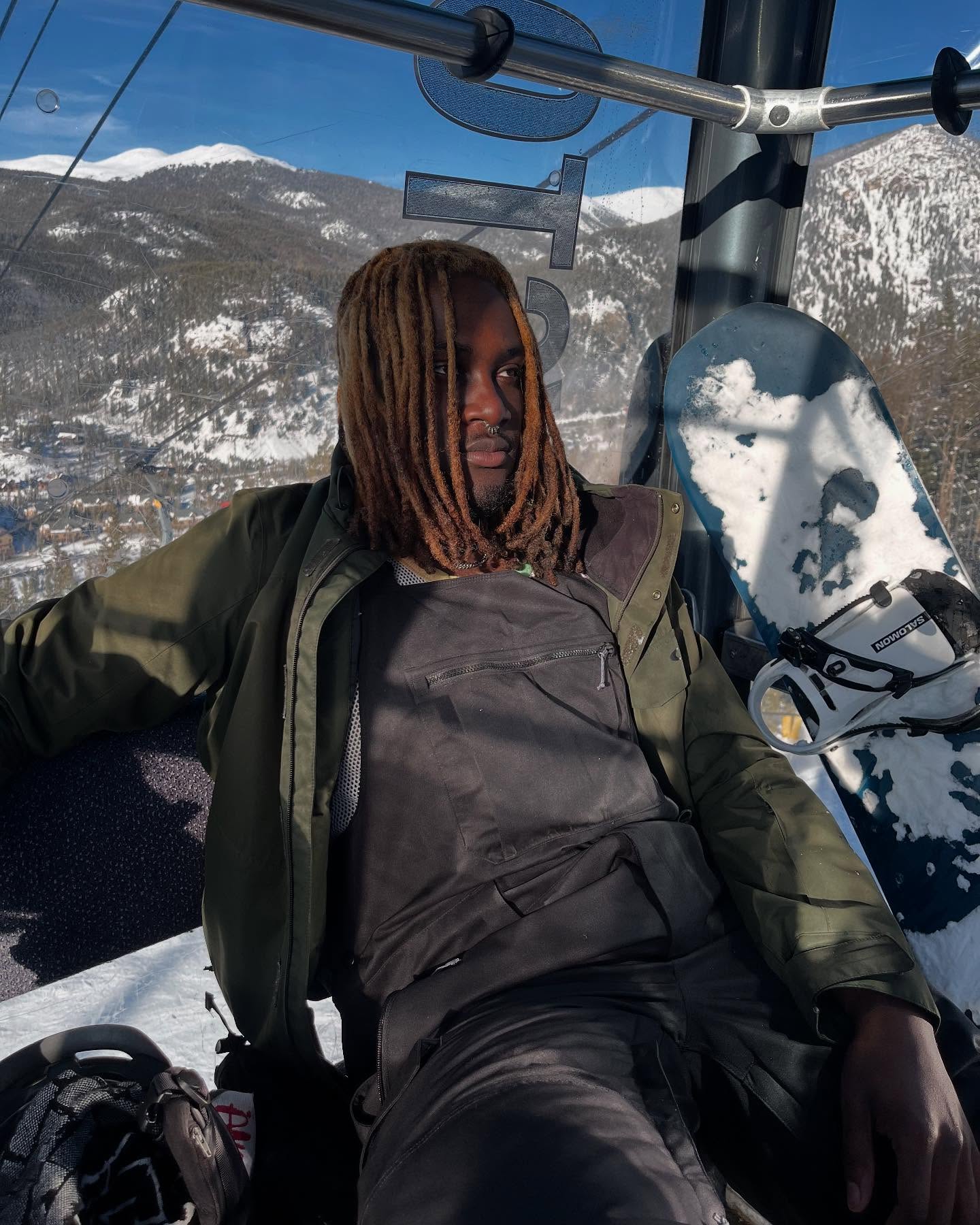 🏂🥶 same era different font 🧡 ft golden hour .. photo credits🤟🏿
📸 @epicpass #snowboarding #blacksnowboarder