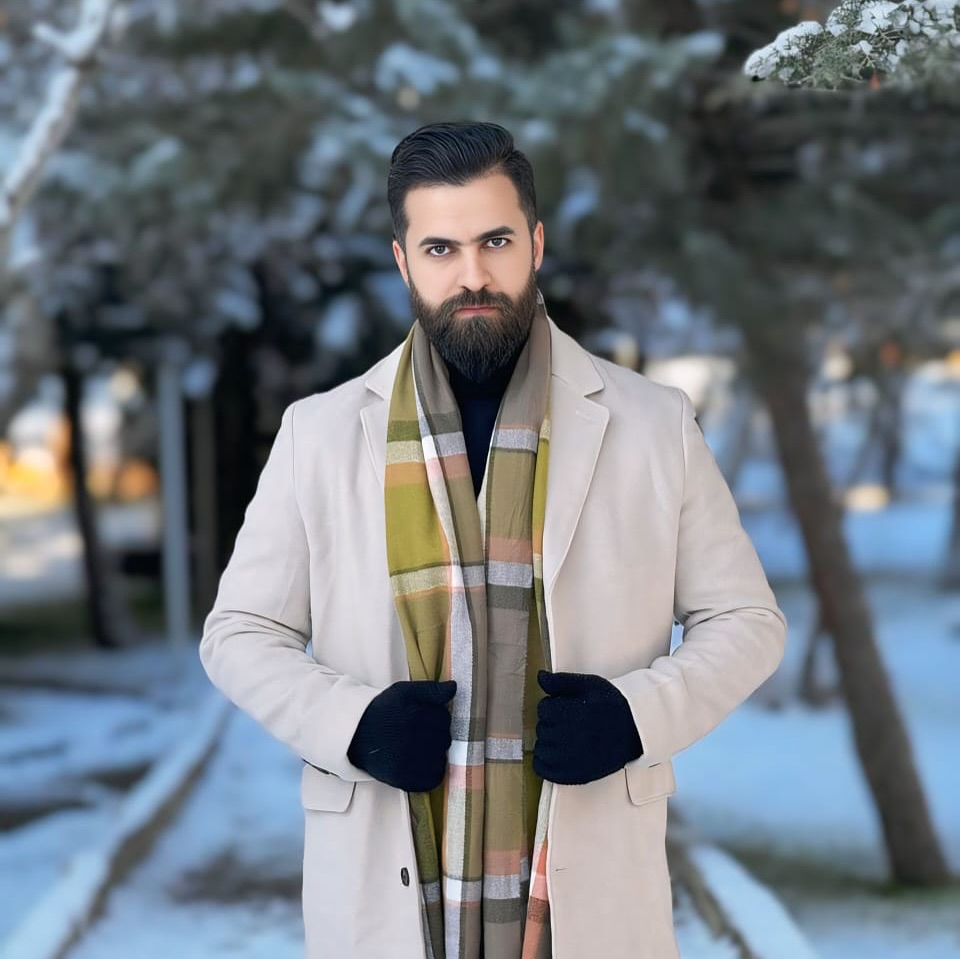 الكامرة اصبحت ضرورة لتدوين الذكريات جميلها ومحزنها .....
اخي الحبيب في عقولنا ذاكرة يمكن ان تخزن المعلومة لكن ،، هل هو المهم التخزين !! المهم ان نتعلم من اخطاءنا وان نغير من حياتنا فمن يقع في الخطأ مرتين فلن يتعلم من تجاربه طول حياته ....