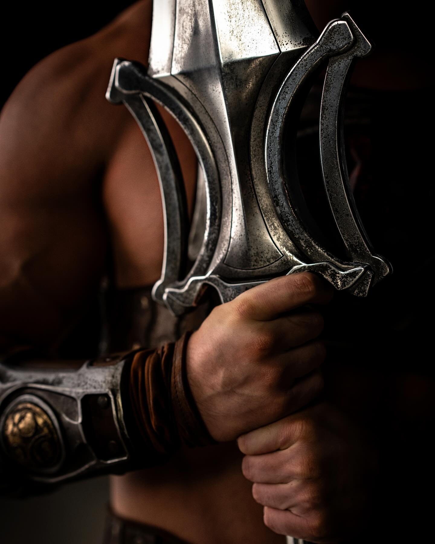 After several months of intense training, I’m thrilled to share that we’re officially in production on #MastersOfTheUniverse. Our director Travis Knight has assembled the most incredible ensemble cast and created a stunning tapestry of Eternia and its surrounding world. I can’t wait for you to see. More to come, but until then, here’s a sneak peek at the Sword of Power. By the power of Grayskull!
💪🏽⚡️ @masters
