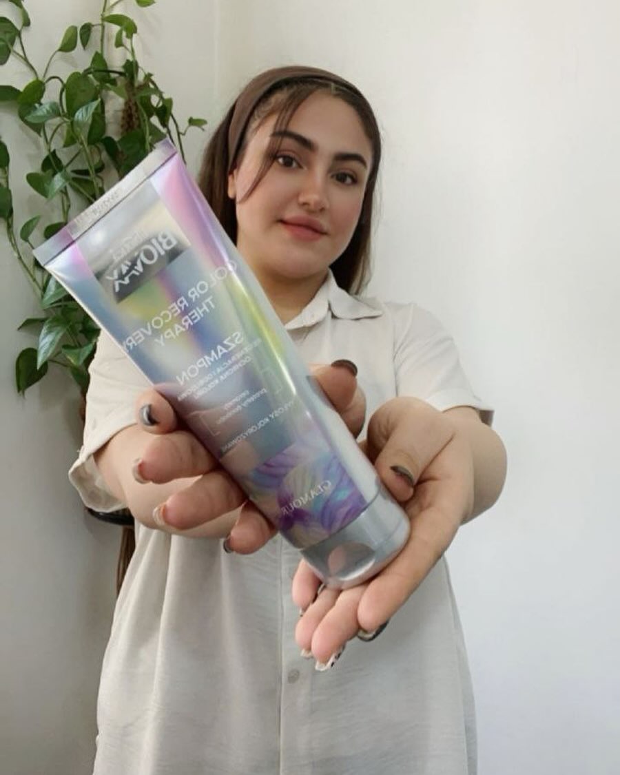 🌸شامپو حفاظت از رنگ با بازسازی شدید بایوواکس 🌸
بازسازی کننده موهای رنگ شده و فوق العاده حساس این فرمول حاوی سرامیدها و پروتئین های بائوباب است که به شدت موهای آسیب دیده در اثر درمان های شیمیایی و مکانیکی را بازسازی و تقویت میکند و موهارا صاف و هیدراته با رنگ و درخشش ماندگار میکند .
ساخت شرکت اوشنیک
برند البایوتیکا
در کشور لهستان
#إلبایوتیکا
#تاپتن
#اوشنیک_5000
#بایوواکس
#شامپورنگ
#شامپو_ضدریزش
#ماسک_مو
#شامپو_کراتین
#نرمکننده_مو