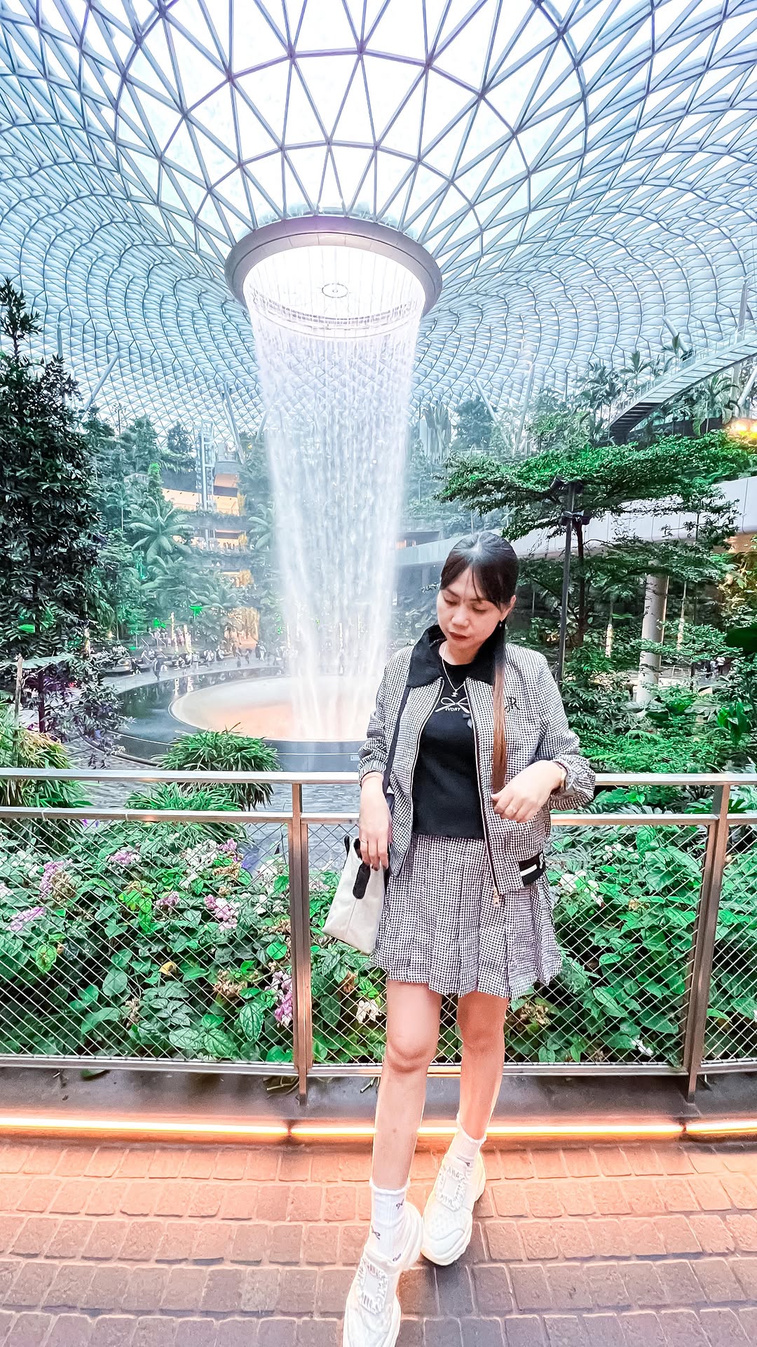 Tempat wisata gratis yang wajib dikunjungi di Changi Airport Singapore 🤩
Yang mau tanya2 atau tips2 travelling boleh comment yaaa 😘
#tipstravelling #singapore #changiairport #wisatagratis #highlightsingapore #rainvortex #wonderfallchangi #butterflygardenchangiairport #familytrip #travelling #nathjourney #nathtravelseries