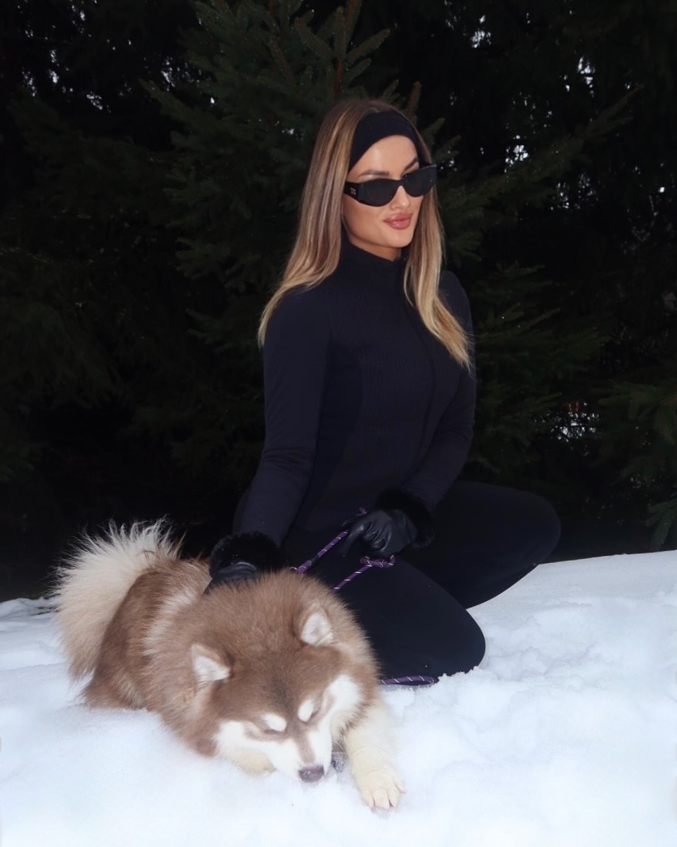 Proud dog mom 🐾
#pomsky #oysho #skiseason