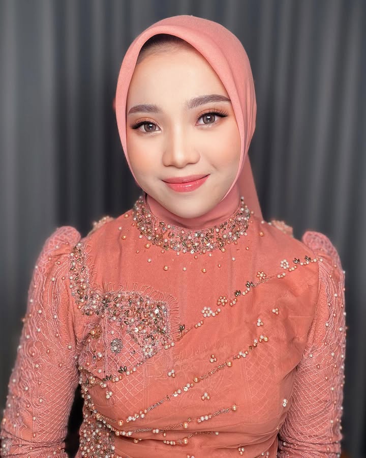 Peachy Makeup Look 🧡 Graduation UMM 💫 SUKMA
.
Complexion : @shuuemura @muaq.id
Eyebrow : @maybelline
Highliter : @diorbeauty
.
Makeup @nazrenchenmua
Hijabdo @hijabdobyvelsa
#MUAmalang #nazrenchenmua #makeupartistmalang #graduationmakeupmalang #makeupwisudamalang #muamalangrecommended #makeuplamaranmalang #periasmalang #partymakeupmalang #makeupmalangmurah #preweddingmakeupmalang #weddingmakeupmalang #hairdomalang #muamalang #makeupsurabaya #makeupbanyuwangi #weddingmalang #makeuppengantin #makeuppengantinmalang #makeupflawlessmalang #makeupmalang