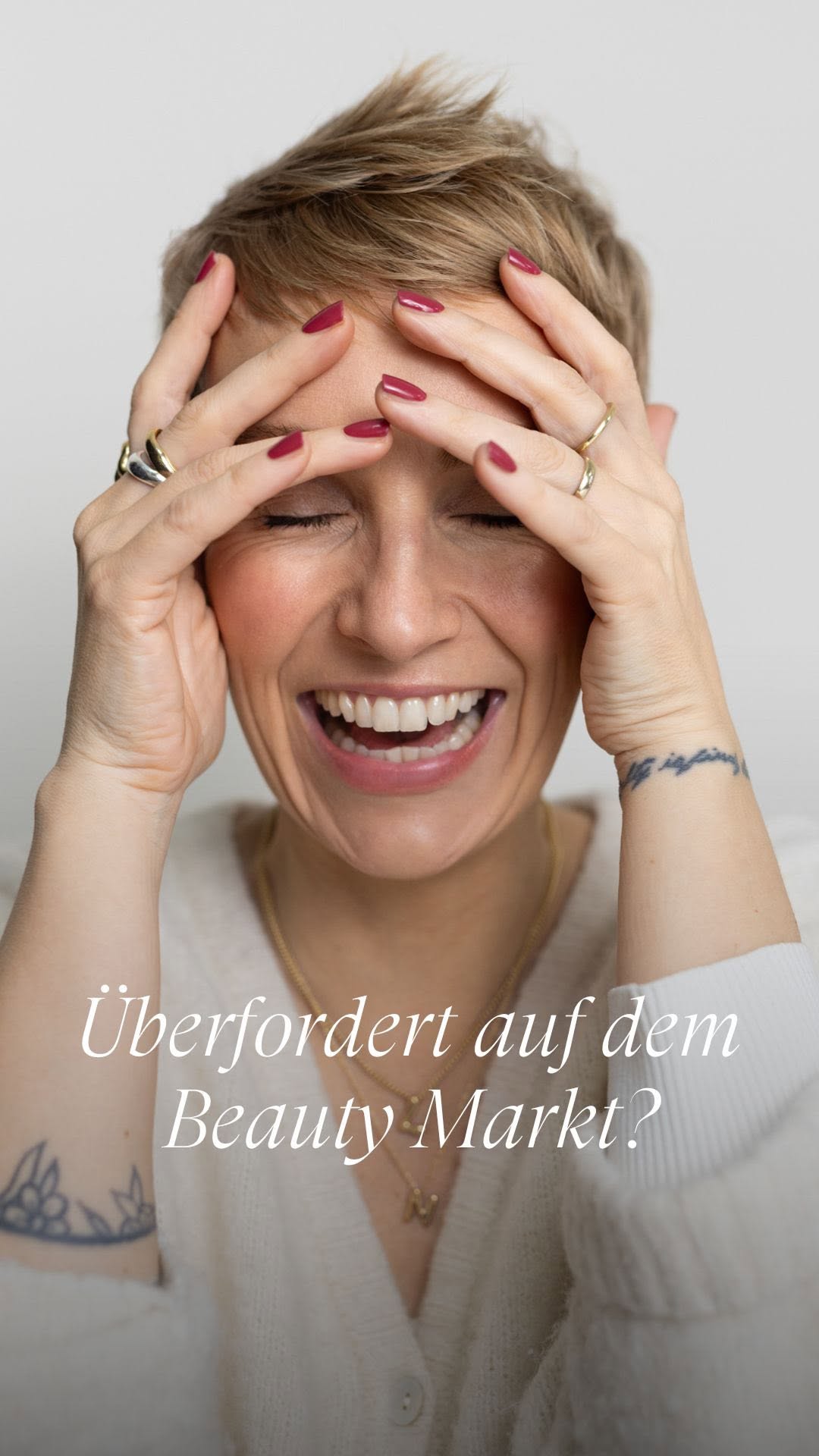 Warum haben so viele Frauen so ein großes Problem, ihre perfekte Make-up-Shade zu finden? Der Markt ist überflutet mit Farben und Texturen, und man steht oft vor bis zu 45 Farbtönen in der Drogerie, dazu kommen die ganzen Untertöne – von Gelb über Oliv bis Rot. Wer soll da noch durchblicken? Als Make-up-Artist kann ich mir nur vorstellen, wie verwirrend das sein muss.
Genau deshalb habe ich mich bei meiner eigenen Brand, JACKS beauty line, auf die Basics konzentriert und biete dir eine digitale, kostenfreie Farbberatung an. In weniger als zwei Minuten weißt du, welche Make-up-Töne, Concealer, Lippenstifte und mehr wirklich zu dir passen. Die Trefferquote liegt bei 98,9% – also einfach mal ausprobieren, du verlierst nichts dabei!
Und falls dir eine persönliche Beratung lieber ist, kannst du dich auch von einem unserer Make-up-Artists im Video-Call beraten lassen – kostenlos. Übrigens: Bald eröffnen wir auch einen Store in Berlin!
Wie können wir es dir noch leichter machen? Verrate es uns gerne! 💬
#JACKSbeautyline #Farbberatung #PerfectShade #veganmakeup #makeupfarben