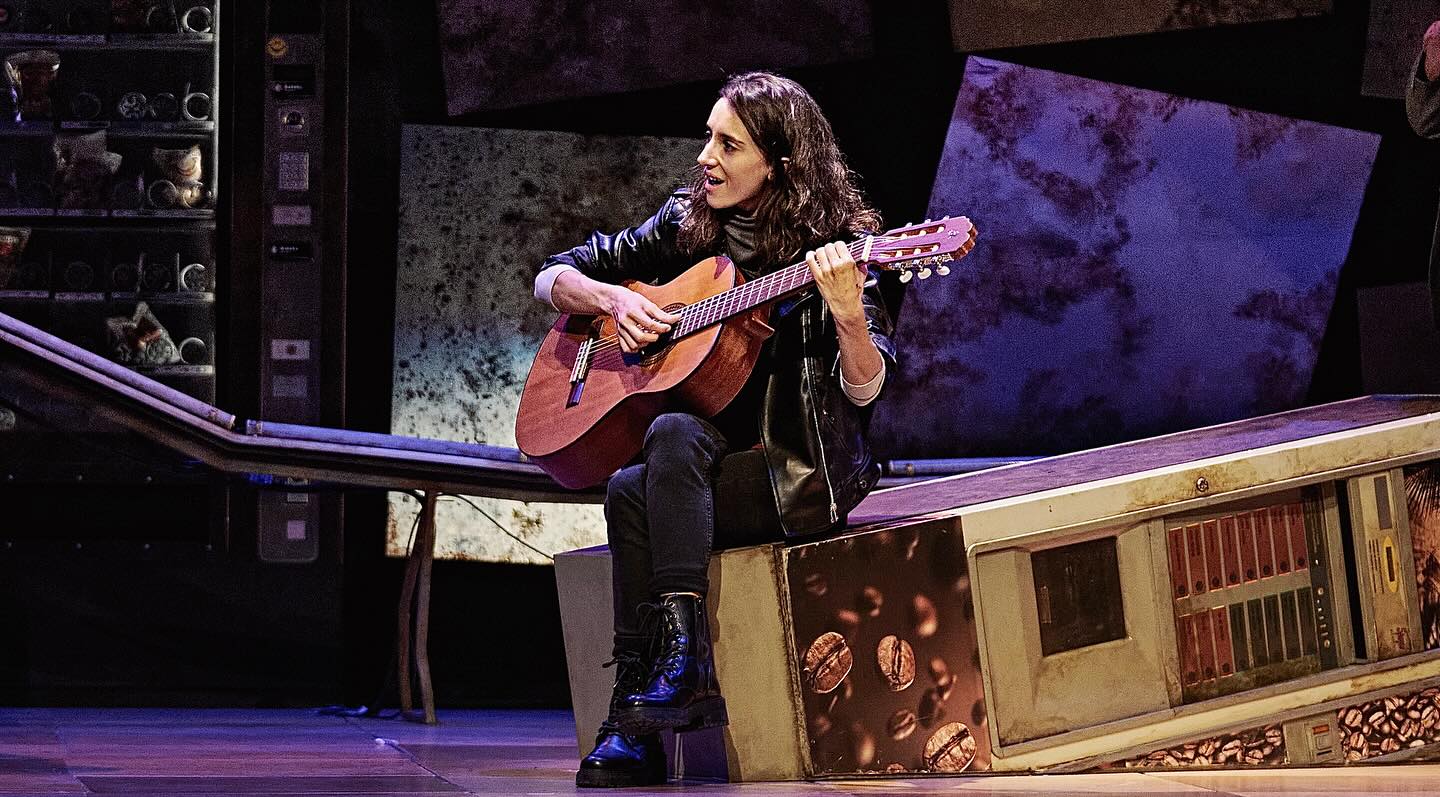 Mi viaje con la obra @loslunesalsolteatro ha terminado.
No quería quedarme sin despedirme de NATA.
Nuestro camino empezó 3 meses antes que los ensayos. Con una guitarra y una canción.
Gracias NATA por este viaje y por enseñarme tanto sobre el escenario y sobre la vida: la importancia de cuidar lo que te rodea, la convivencia y la resistencia.
•
Hay una frase de Santa que me llevo conmigo: “Las cosas caen por su propio peso. Y es tan grande, y tan importante la historia que os estoy contando, que uno solo no puede sujetarla. Que tenemos que sujetarla entre todos. Todos… Porque somos como los trajes de bomberos, que no nos quemamos. Ni nos quemamos ni nos caemos, no nos caemos. No nos caemos”
•
Gracias a tod@s l@s que vinisteis a verme,vernos,verla.
•
Gracias NATA.
•
Nos vemos en los teatros ✨❤️✨