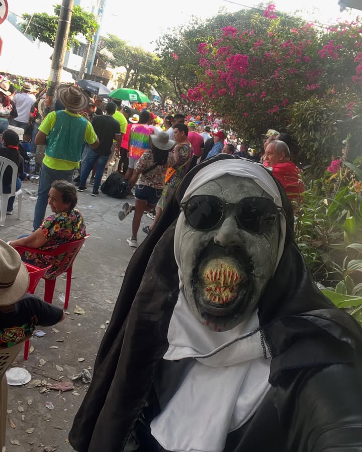 Vacilándola en defile del recuerdo de la 44, como es de ser de bordillo.
#lamonja