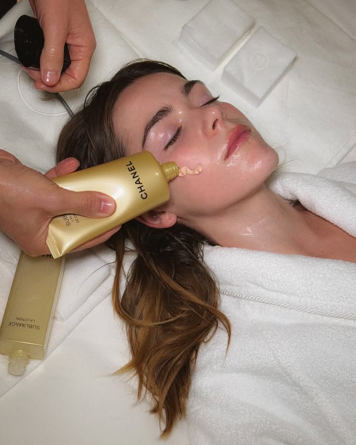 The secret to Actress Kiernan Shipka’s red carpet routine? Getting ready with CHANEL Skin Expert @thebeautysandwich—firming, lifting and sculpting the appearance of her skin with the ultimate combination of infrared light, radio-frequency technology and the restorative power of the SUBLIMAGE skincare line! #welovecoco
(@kiernanshipka)
—
SUBLIMAGE L’HUILE-EN-GEL DE DÉMAQUILLAGE Ultimate Comfort and Radiance-Revealing Gel-to-Oil Cleanser
SUBLIMAGE LA LOTION
SUBLIMAGE LE MASQUE Ultimate Mask
SUBLIMAGE LE SÉRUM Ultimate Serum
SUBLIMAGE LE SÉRUM YEUX Ultimate Eye Serum
SUBLIMAGE LA CRÈME YEUX Ultimate Eye Cream
SUBLIMAGE LA CRÈME TEXTURE UNIVERSELLE Ultimate Cream
#KiernanShipka