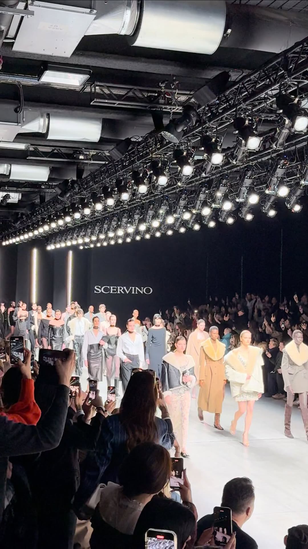 Milan fashion week - @ermannoscervino зима 25/26 - смотрите всю коллекцию первыми 🔥🔥🔥
Неделя моды в Милане - это не только труд, но и такой драйв! Все-таки я с 14 лет в моде, и это, бесспорно, вся моя жизнь. Отходив 10 лет по подиумам мира от Парижа до Токио, теперь я по другую сторону catwalk, и понимаю, что это мое навсегда ♥️
Благодарю бред Ermanno Scervino за уже 3ех летнее сотрудничество и статус официального дистрибьютера на Россию!