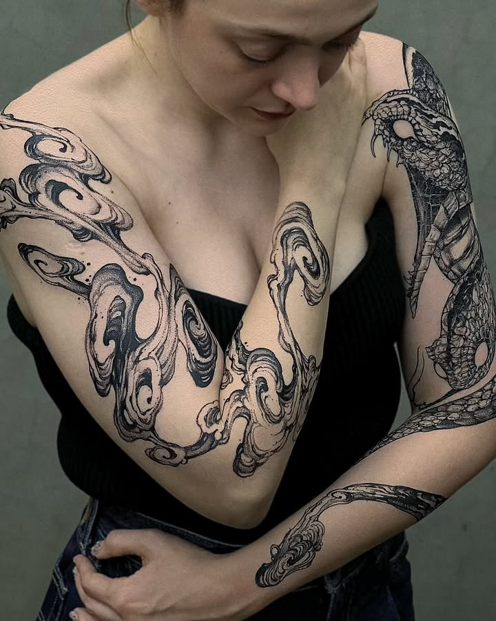 Deixo aqui os registros de um projeto muito especial. Foram dois braços feitos em aproximadamente 38hrs de processo no total, diluídos em 3 dias de tattoo. Dois dias consecutivos dedicados à serpente, um dia de descanso e mais um dia pro braço de fumaças.
E saca só! Pra quem me pergunta sobre o processo de cicatrização das minhas tattoos, curiosamente surgiu a oportunidade de fotografar o braço iniciado no primeiro dia já descascando enquanto finalizávamos a nossa jornada no quarto dia.
Por fim, deixo meus agradecimentos à Ingrid por ter vindo de longe tatuar e confiar seus dois primeiros projetos à mim. Você foi uma verdadeira guerreira do começo ao fim! Muito obrigado pela confiança 🙏🏻
