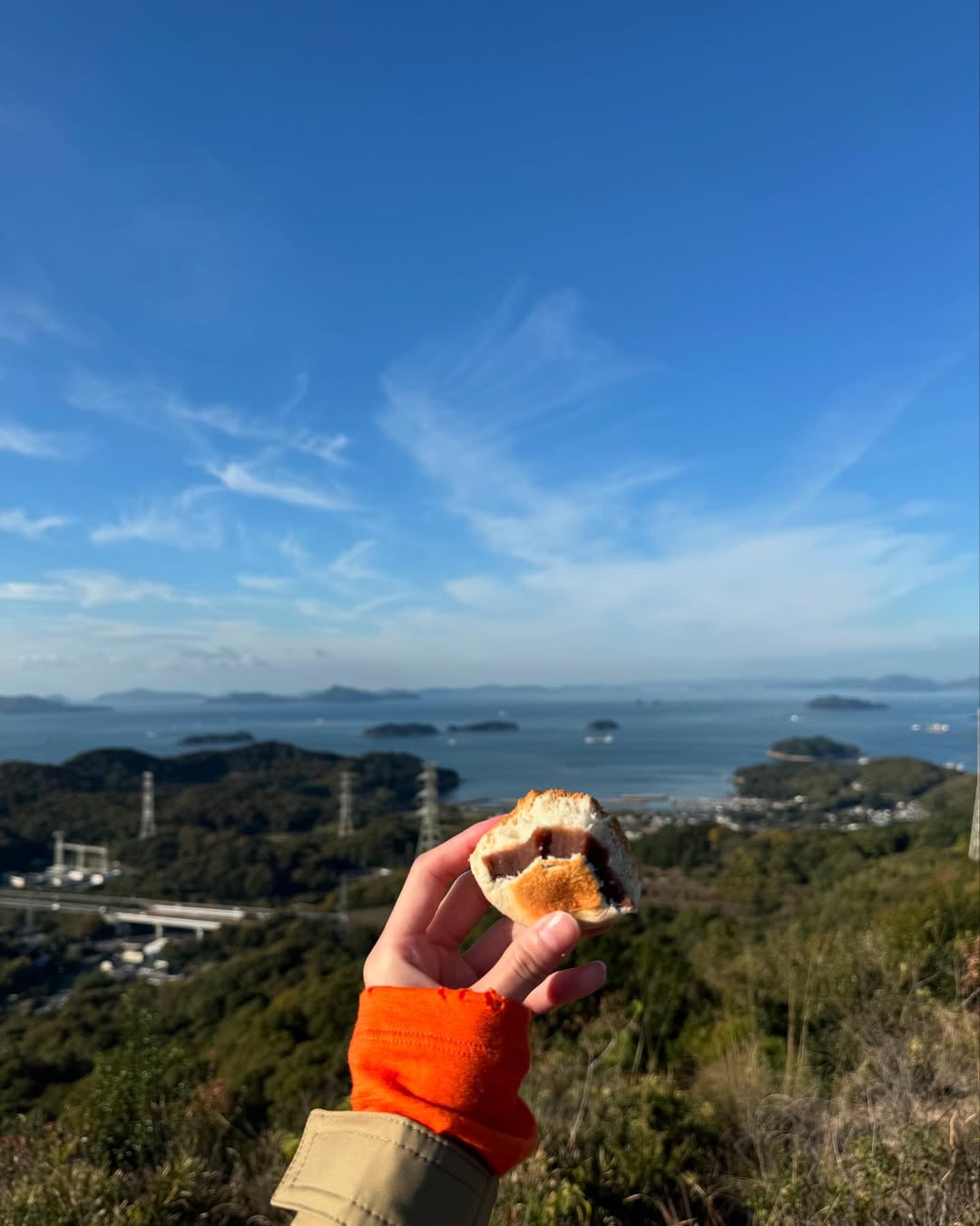 今さらですが..
#ランドネ 2月号のオフショット📸
私は自然が好きです。
山に行けば心も身体も浄化される。
キツい山を登った時は、うあー!日常の悩みなんてちっぽけだー!!と思い知らされる笑
私にとって無くてはならない大切な時間です⛰️✨
おばあちゃんになるまで続けられる趣味を見つけられてすごく嬉しい☺️
今後もマイペースに山に行こうと思います。
そして、大好きな山のお仕事が出来てほんっっっとーーに飛び跳ねるほど嬉しかったです🥲💞
ランドネみて頂けたかな..?
岡山のあんぱん旅、ぜひぜひ〜( ◜◡◝ )🫶🏻