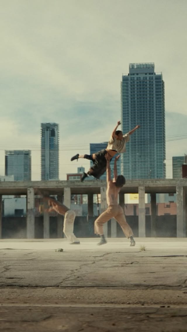 The official video for “Beautiful People” with @siamusic is OUT NOW! 🎥✨
Hope you love it as much as we do! 🚀💫
🔗 link in bio
Director: @danielaskill
Produced by: @serialpictures
Choreographed By:
@jacobjonasthecompany
Featuring the artists of @__jjtc__
Director of Photography: @toddmartin
Editor: @lorinaskill
Himia, VFX: @himia.digital