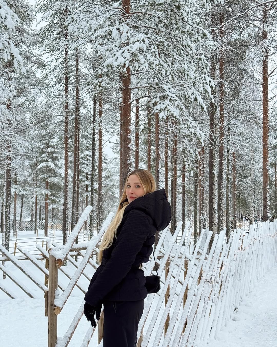 Recap de lo que fue una semana increíble en Rovaniemi ❄️⛄️🤍 De verdad que es un lugar en el que sientes que estás en una película de Navidad todo el tiempo. Es tan mágico, que es difícil creer que un lugar así realmente exista!!
