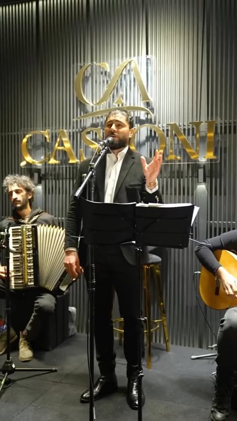 چه شب زیبایی بود با شما عزیزان! 🌙🎶
شب یلدای امسال با گروه موسیقیم
در مجموعه فرهنگی کاسونی،
یه شب فراموشنشدنی ساختیم.
موسیقی، لبخند و لحظات دلنشین با هم بودن…
دقیقاً همون چیزی که شب یلدا رو خاص میکنه. ❤️🎤🪗🎸🥁
ممنون که همراه ما بودید، همیشه با شما، همیشه با موسیقی🙏✨
Accordion:@alireza.bakhtiarvand
Drum: @dannyjamm
Guitar: @amirhjalili
Vocal: @vahabdahhaft
تشکر ویژه از مدیریت محترم کاسونی که این شب خاص رو برای ما رقم زدند و محیطی بینظیر رو فراهم کردن.
یلدا ۴۰۳
@cassoni.restaurant
@shahramjavan
#اجرای_زنده #موزیک #موسیقی #خواننده #وهاب_ده_هفت #ایونت #شب_یلدا #بند_موزیک #رستوران_کاسونی #نیاوران