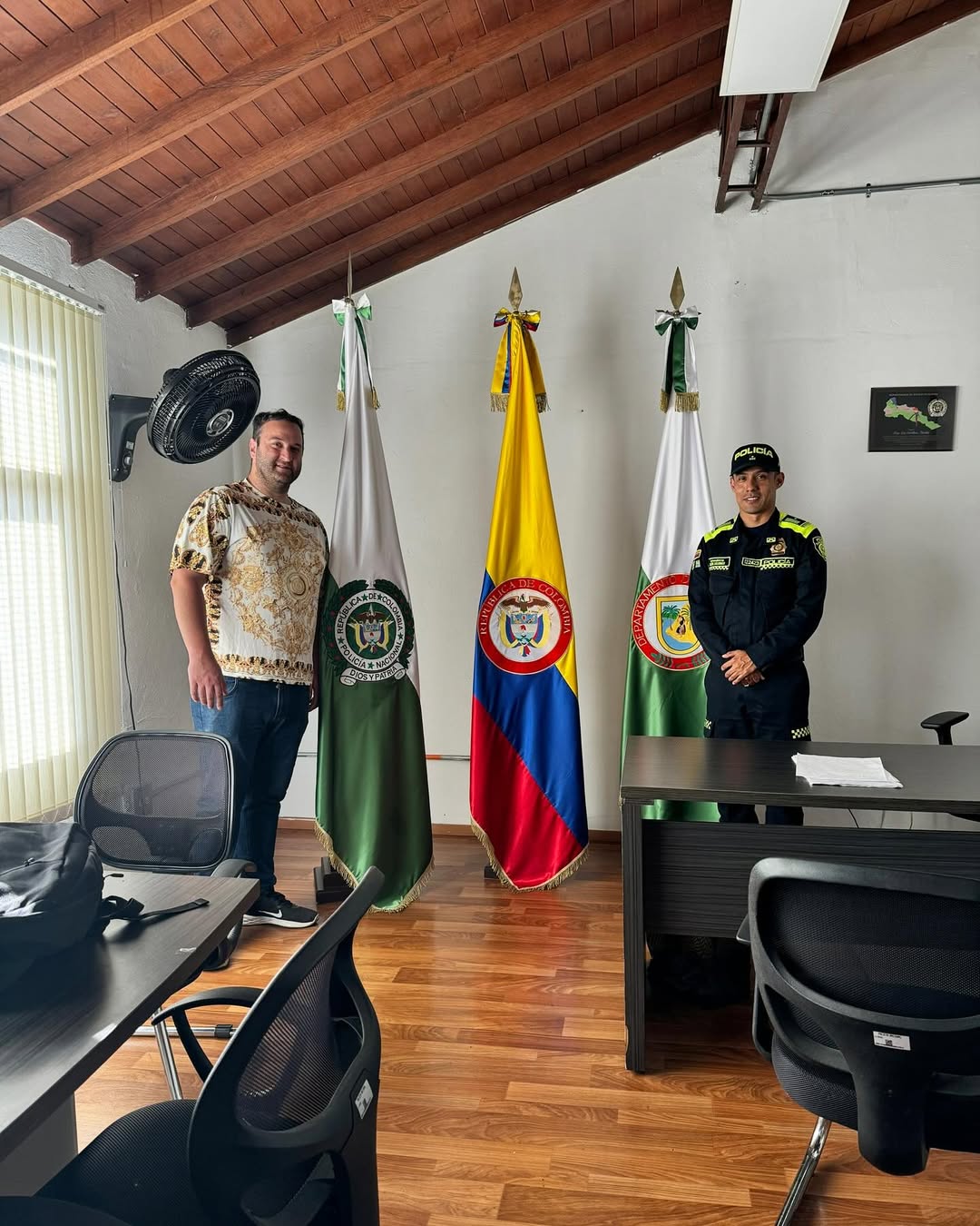 Muchas gracias Policía de Medellín por una maravillosa bienvenida a Colombia 🇨🇴 ❤️ #RonRafael #RonRafaelS #RonRafaelShimshilashvili #RonShimshilashvili #Policia #Medellin #Colombia