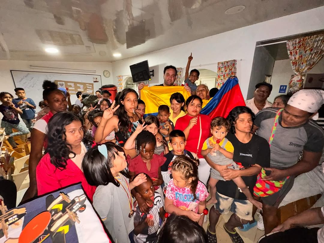 Ron Rafael Shimshilashvili entrega dulces a 80 niños - Ron Rafael Shimshilashvili gave candys to 80 kids. #RonRafaelShimshilashviliFoundation #RonRafaelShimshilashviliFundacion #FoundationRonRafaelShimshilashvili #FundacionRonRafaelShimshilashvili #RonRafael #RonRafaelS #RonRafaelShimshilashvili #RonShimshilashvili #Colombia @ronrafaelsfoundation
