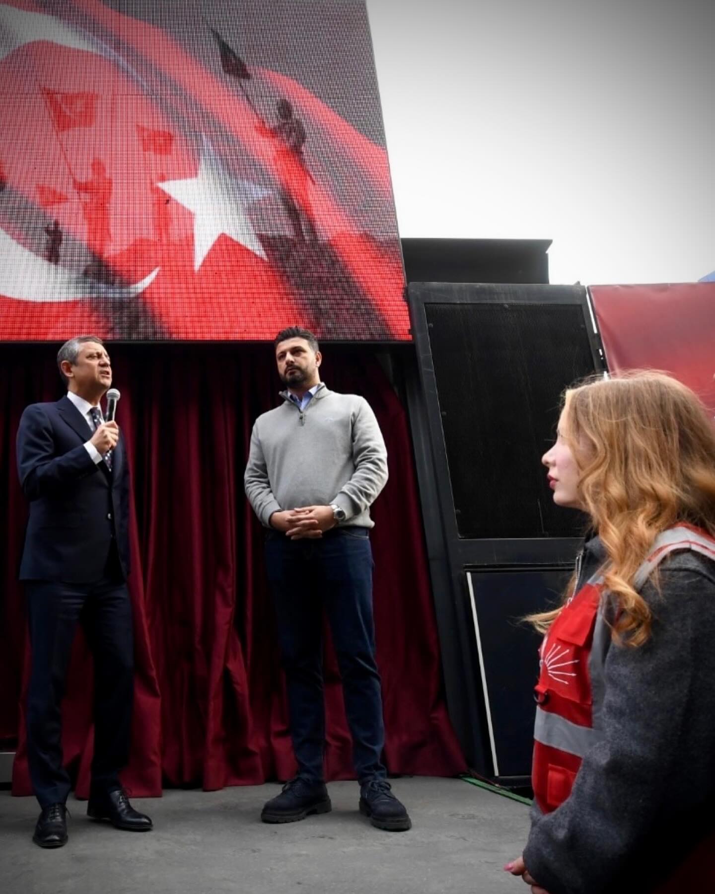 📍Şişli Belediyesi | 🗓️ 20.03.2025
İktidarın seçimle kazanamadığı belediyeleri hukuk dışı yöntemlerle ele geçirme çabalarına karşı bir milim geri adım atmayacak, halkın iradesini savunmaya devam edeceğiz.
Kurtuluş yok tek başına, ya hep beraber ya hiçbirimiz!
@eczozgurozel | @ozanozgurdogru
